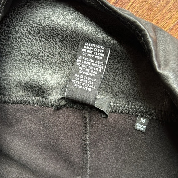 7 FOR All Your Mankind Black Faux Leather Leggings size Medium - Picture 4 of 8